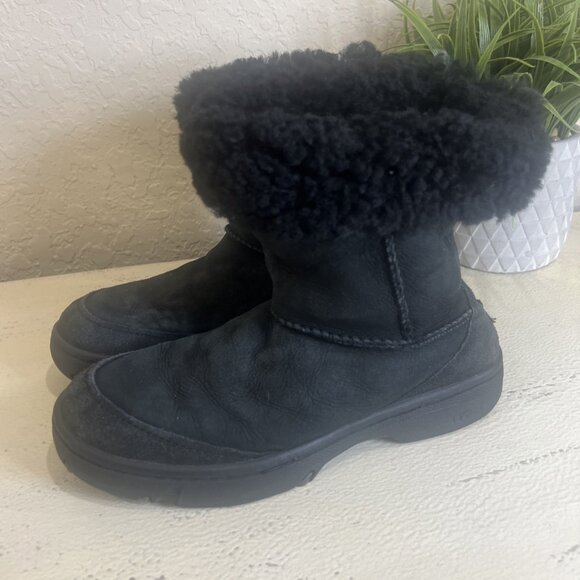 UGG Australia Women’s Ultra Short Boots Black Fur Trim Pull On Size 7 US - Picture 3 of 9